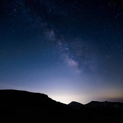 沼ノ平火口の夜空と天の川の輝きの写真