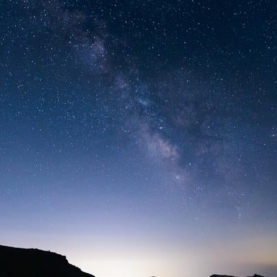 沼ノ平火口で星空と天の川の夜の風景の写真