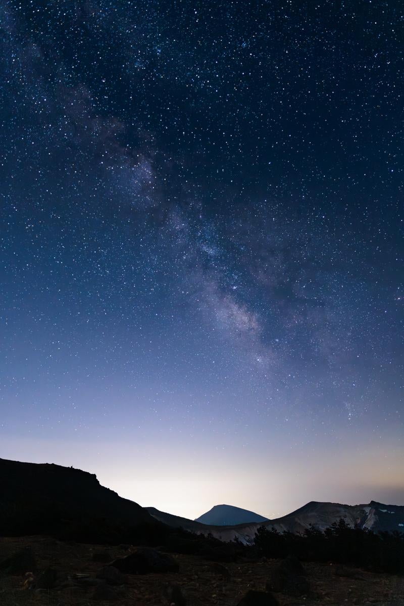 「沼ノ平火口で星空と天の川の夜の風景」の写真