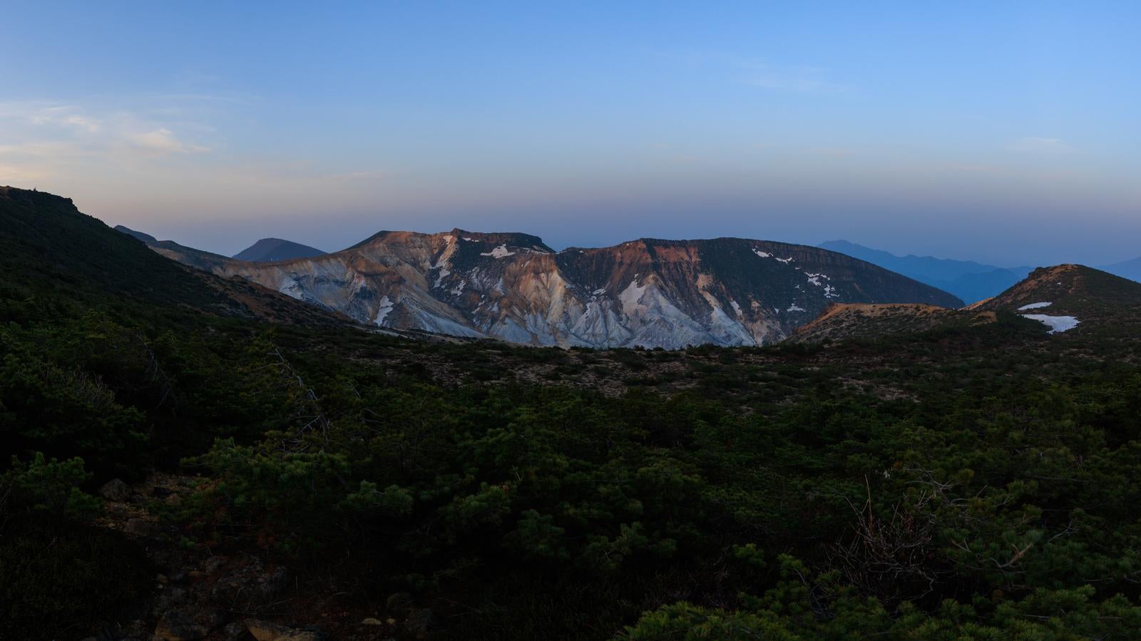 「舟明神に映える朝焼け、安達太良山の静寂」の写真