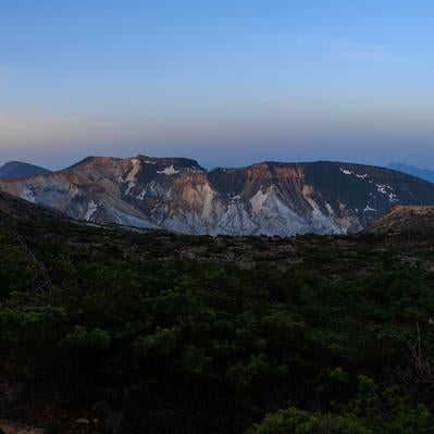 舟明神に映える朝焼け、安達太良山の静寂の写真