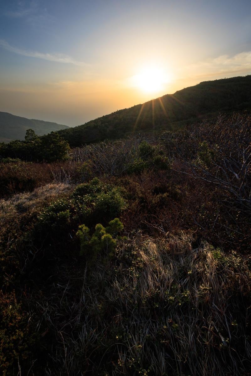 「鉄山避難小屋周辺の日没前の夕暮れ」の写真