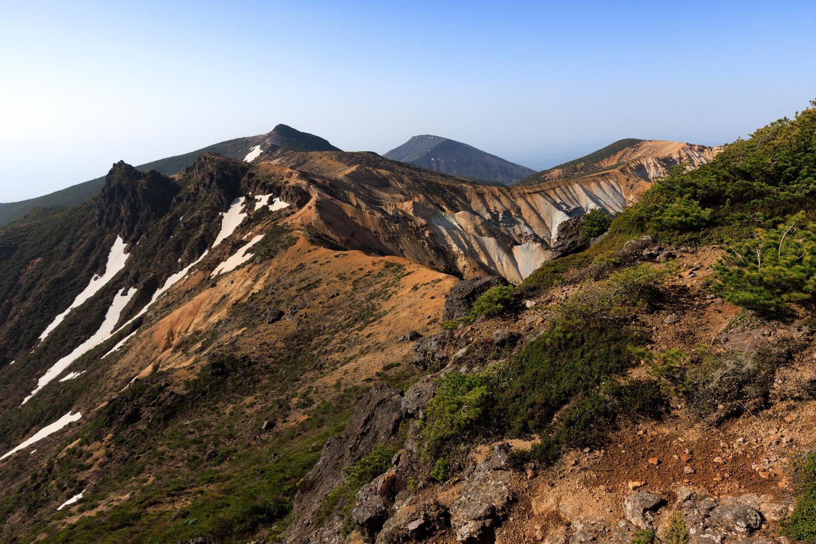 「矢筈森から安達太良山（乳首山）の稜線」の写真