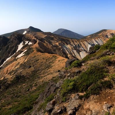矢筈森から安達太良山（乳首山）の稜線の写真