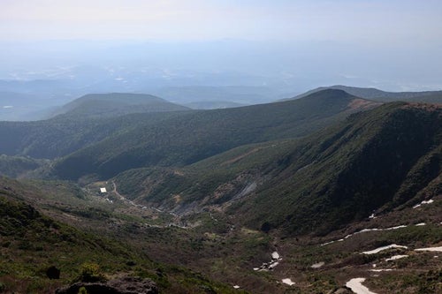 安達太良山の新緑が広がる眺望の美の写真
