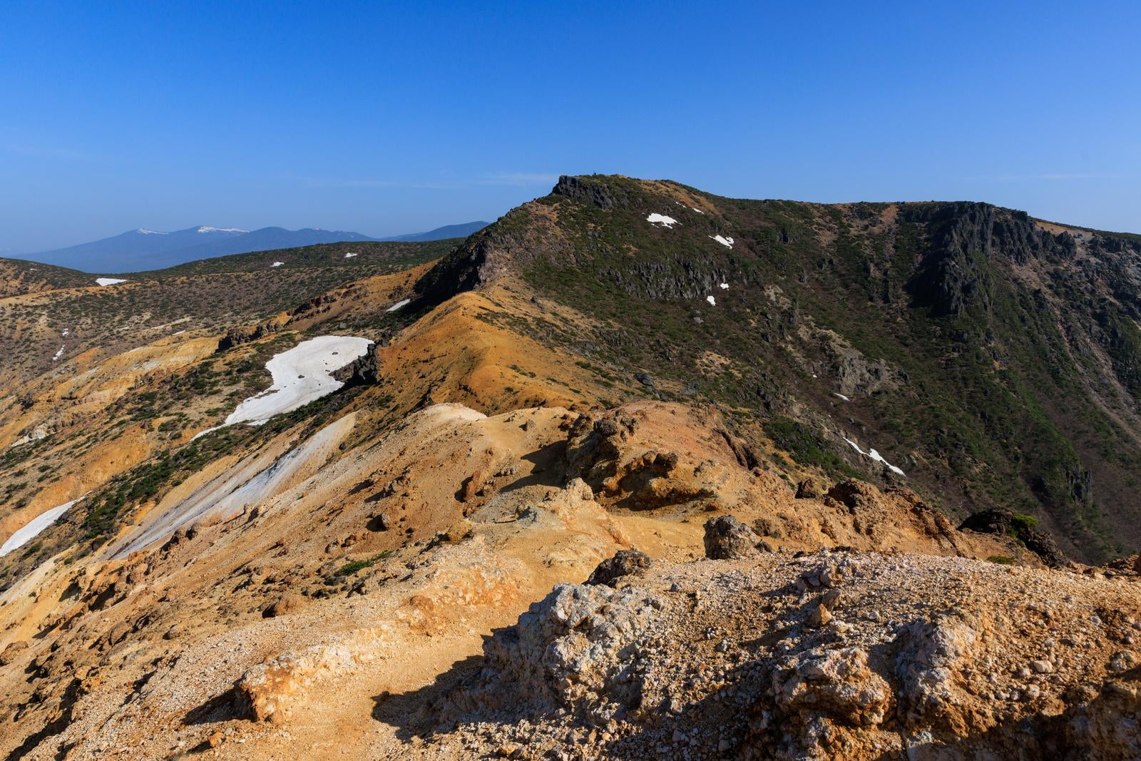「鉄山の新緑に彩られた稜線」の写真
