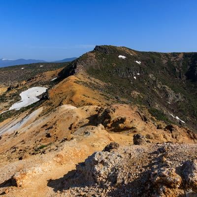 鉄山の新緑に彩られた稜線の写真
