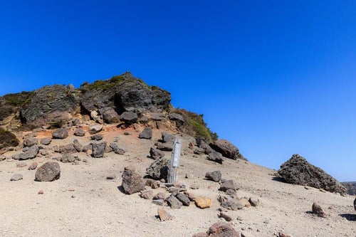 山頂標が示す安達太良山の頂の写真