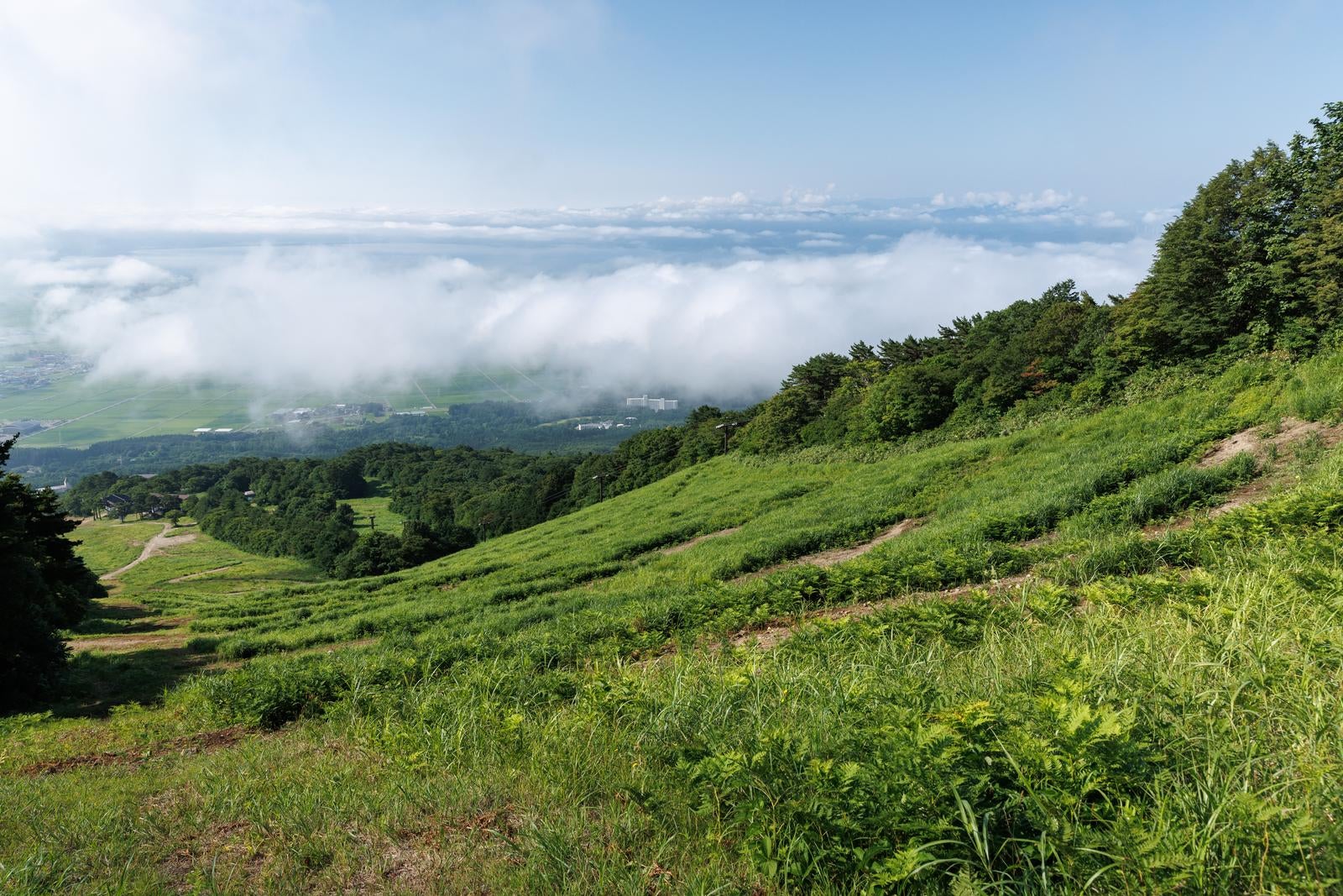 「磐梯山猪苗代登山口、眼下に広がる美しい景色」の写真