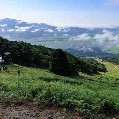 眼下に広がる絶景と磐梯山猪苗代登山口からのリフトの写真