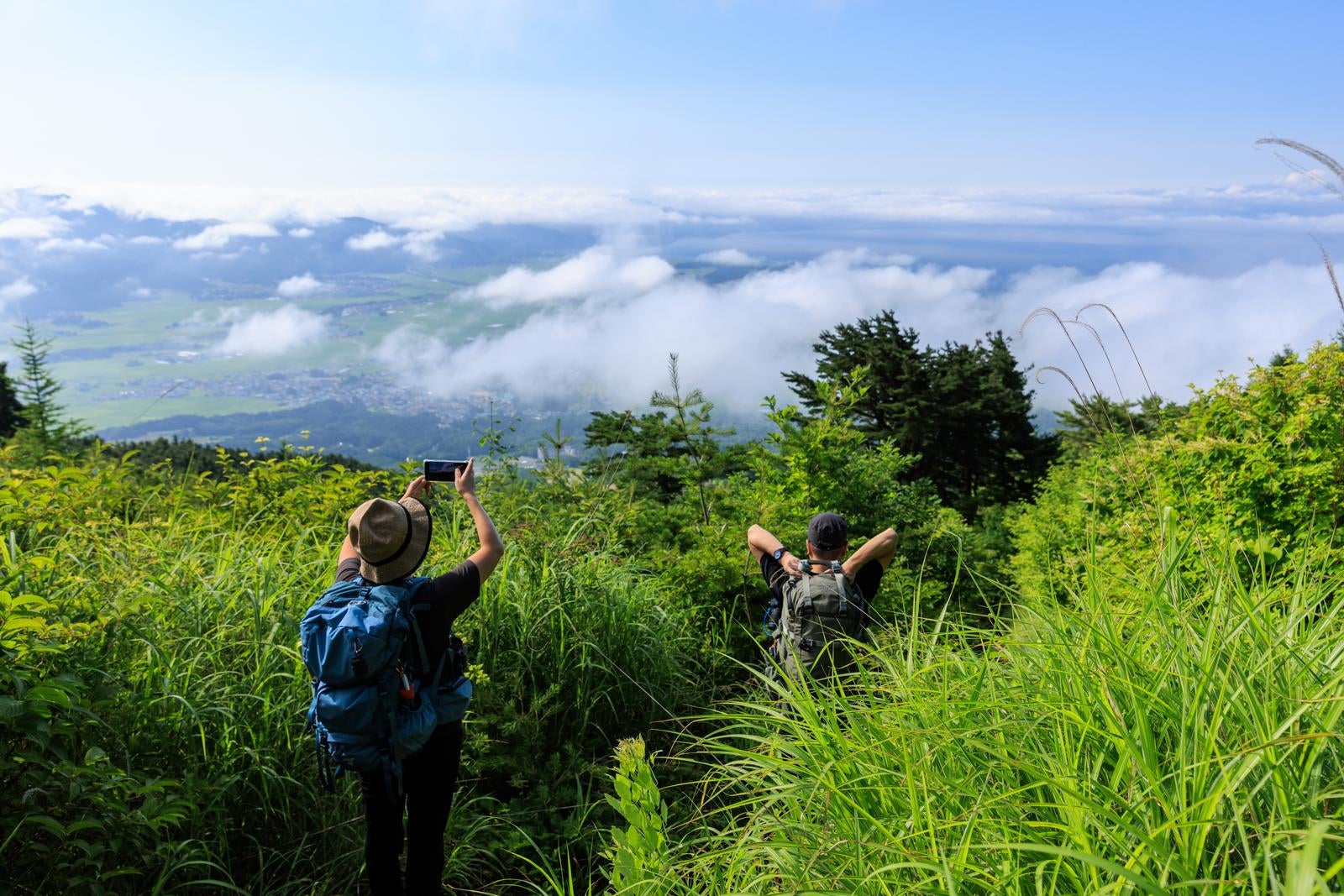 「磐梯山の自然を探訪する登山者」の写真