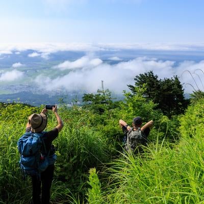 磐梯山の自然を探訪する登山者の写真