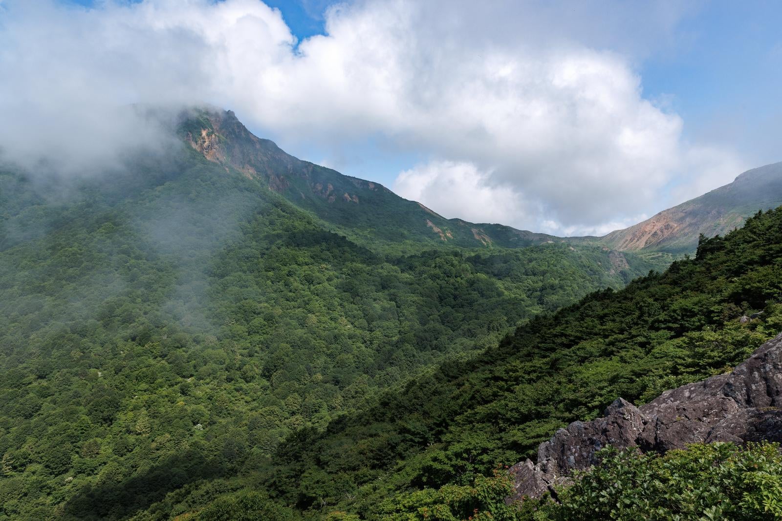「稜線を覆う磐梯山」の写真