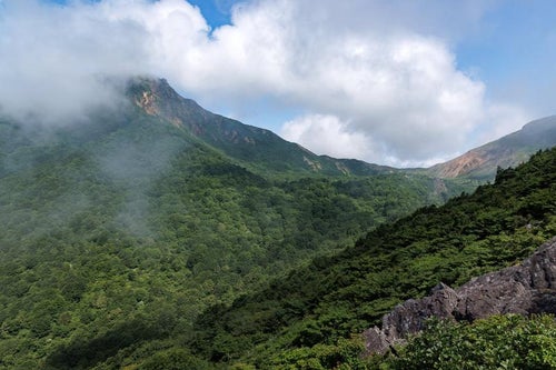 稜線を覆う磐梯山の写真