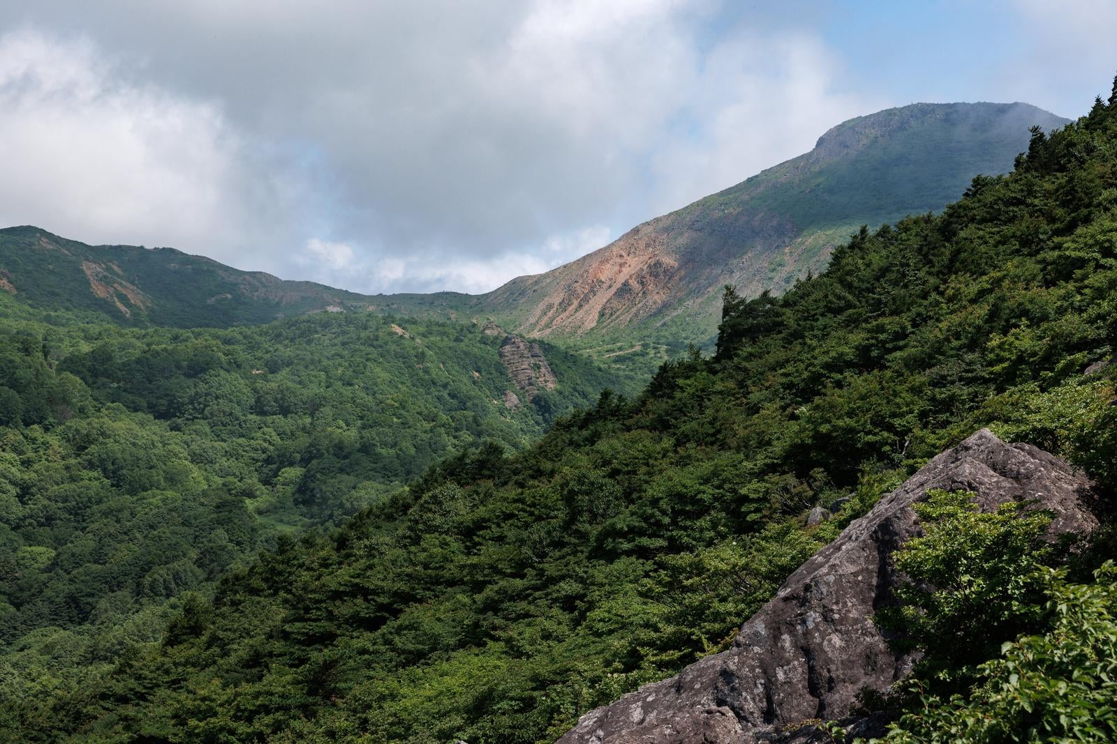 「稜線と磐梯山に落ちる雲の影」の写真