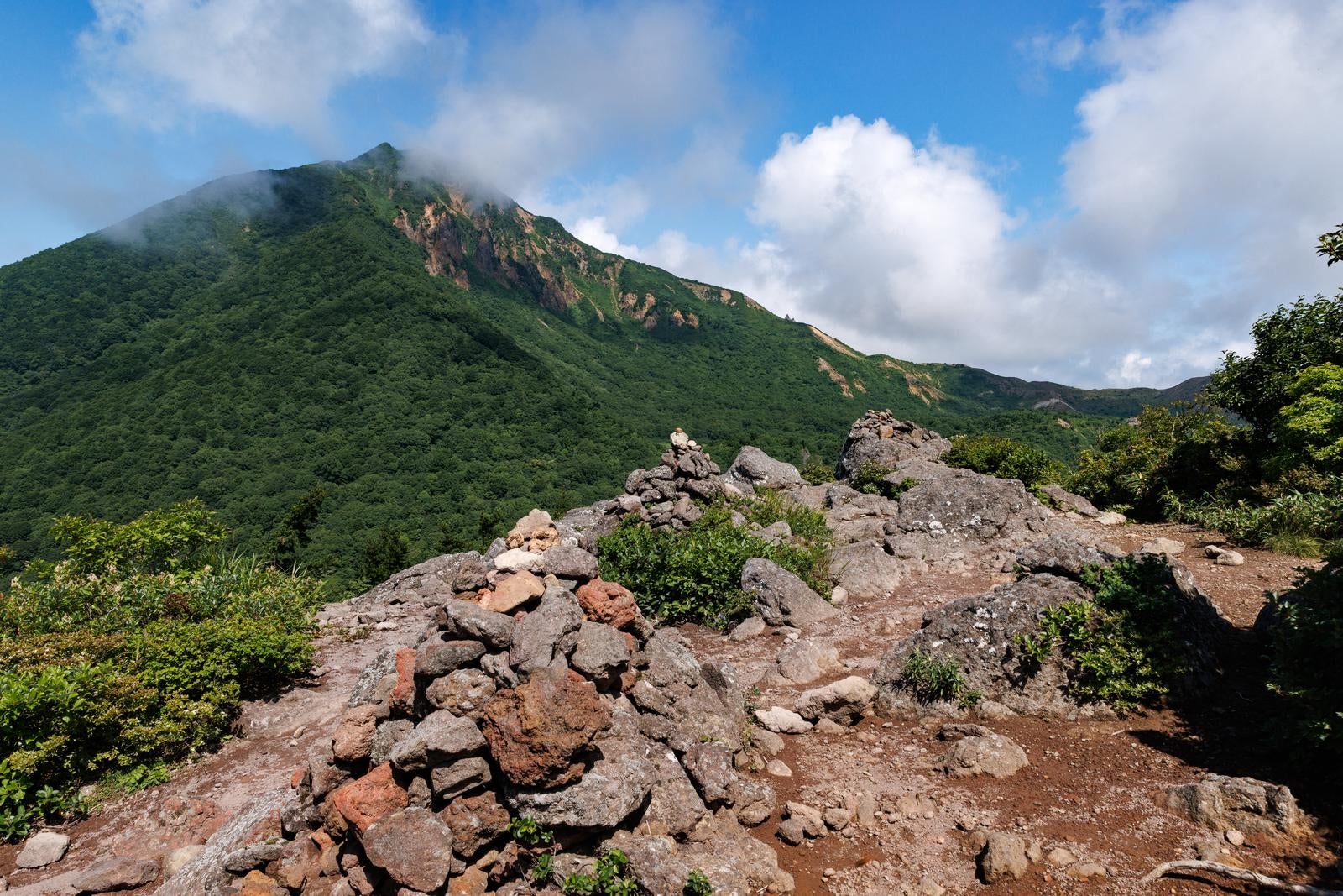 「ケルンが案内する磐梯山への道」の写真