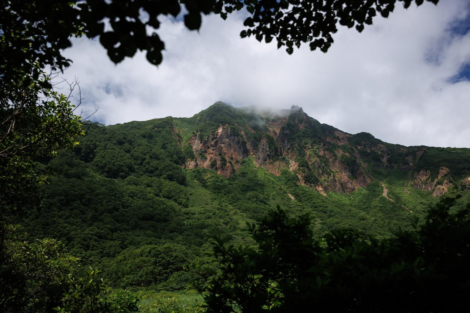「猪苗代登山口の自然の饗宴、山肌に沸き立つ雲の風景」の写真