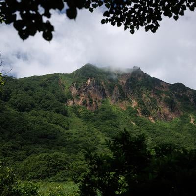 猪苗代登山口の自然の饗宴、山肌に沸き立つ雲の風景の写真