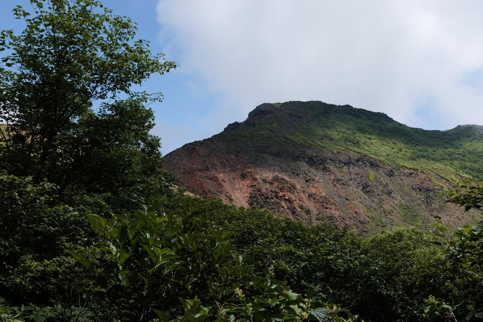 「猪苗代登山口からの自然の傑作、磐梯山の剥き出しの山肌」の写真