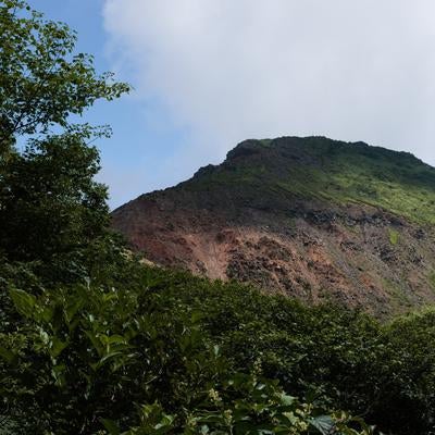 猪苗代登山口からの自然の傑作、磐梯山の剥き出しの山肌の写真