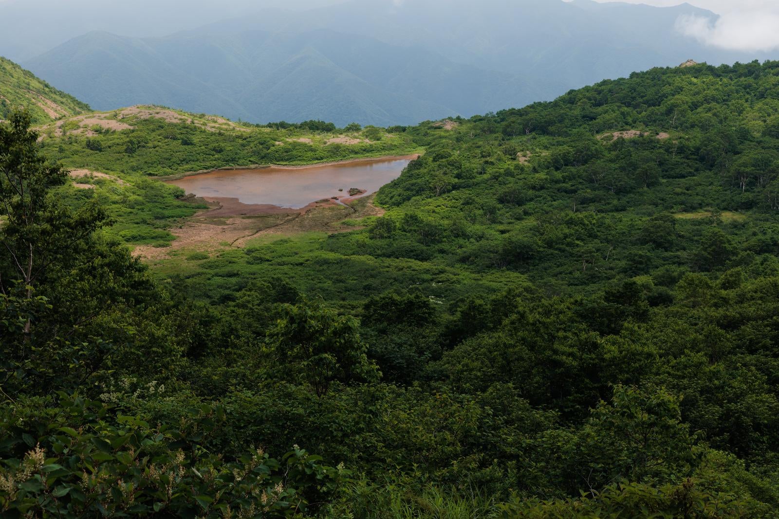 「猪苗代登山口から沼へ、磐梯山の穏やかな登山道」の写真