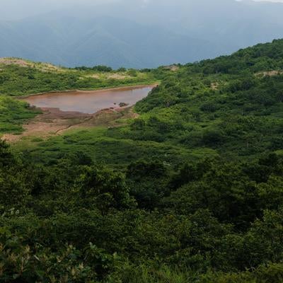 猪苗代登山口から沼へ、磐梯山の穏やかな登山道の写真