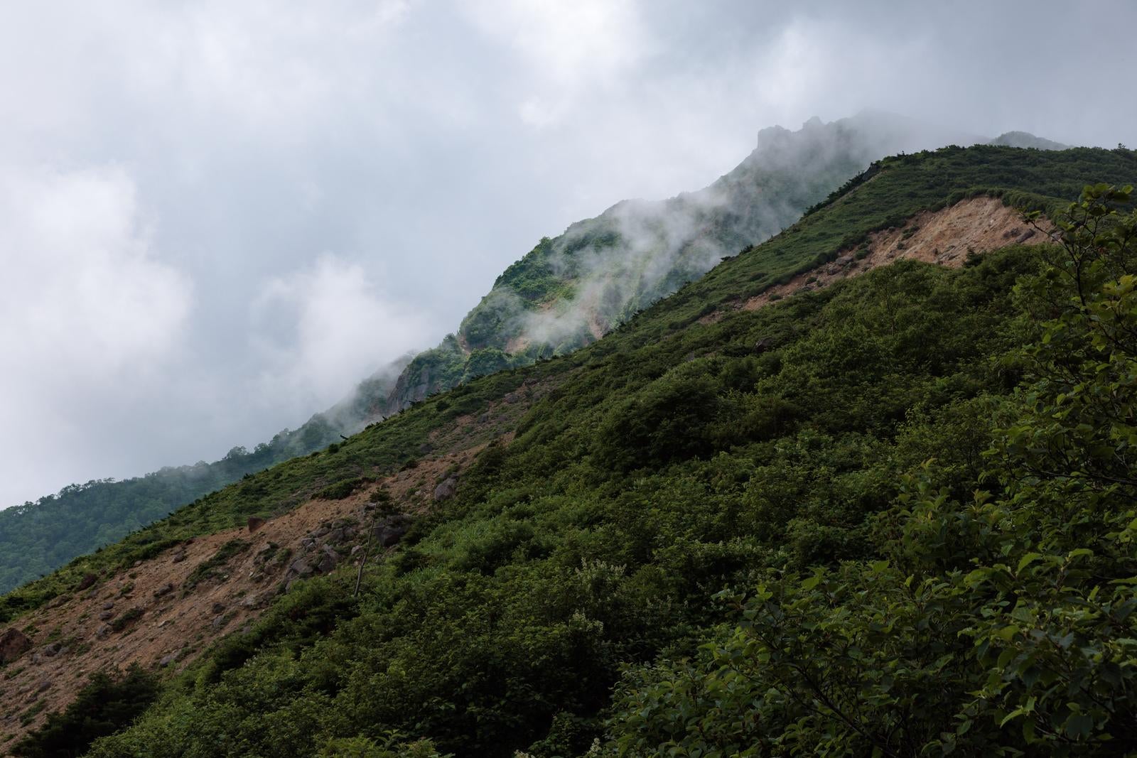 「猪苗代登山口から見る磐梯山の山肌と躍動する雲」の写真