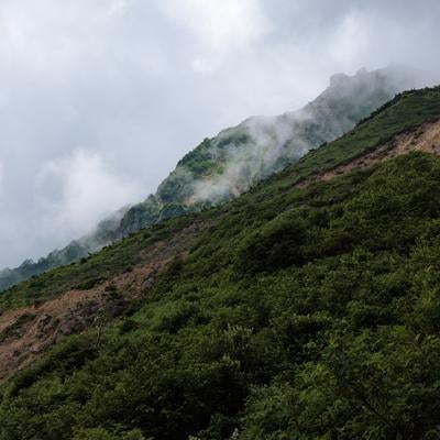 猪苗代登山口から見る磐梯山の山肌と躍動する雲の写真