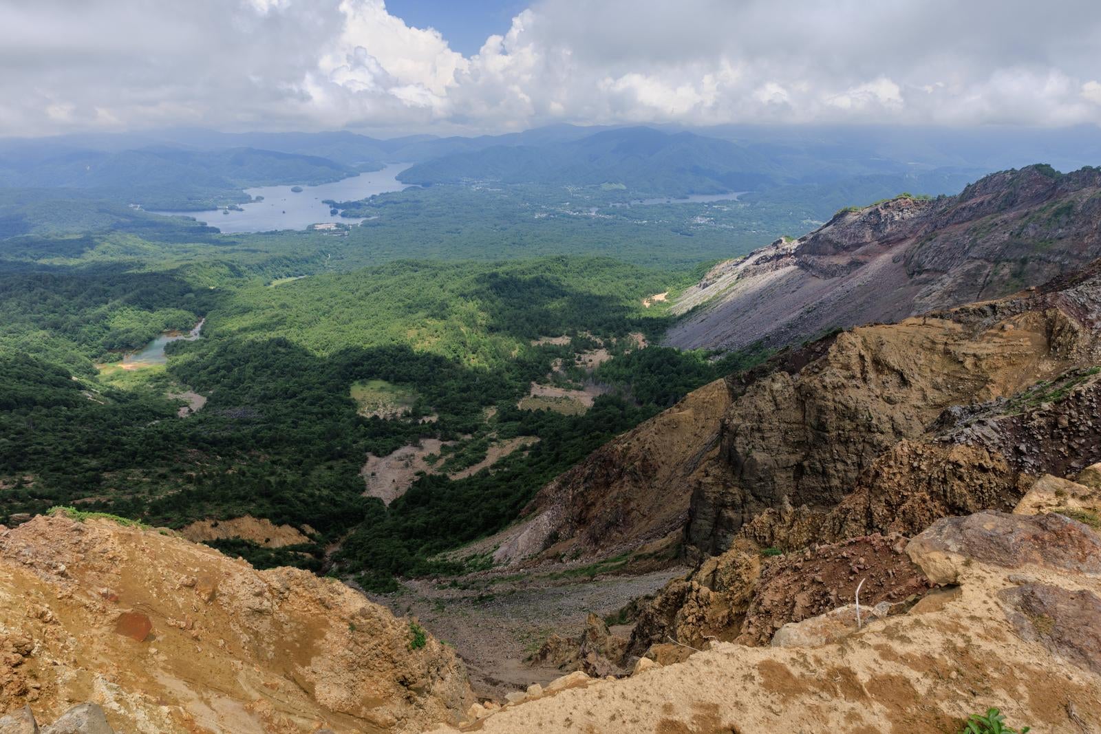 「崖から見る磐梯山の素晴らしい景色、猪苗代登山口の絶景」の写真