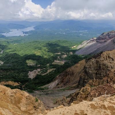 崖から見る磐梯山の素晴らしい景色、猪苗代登山口の絶景の写真