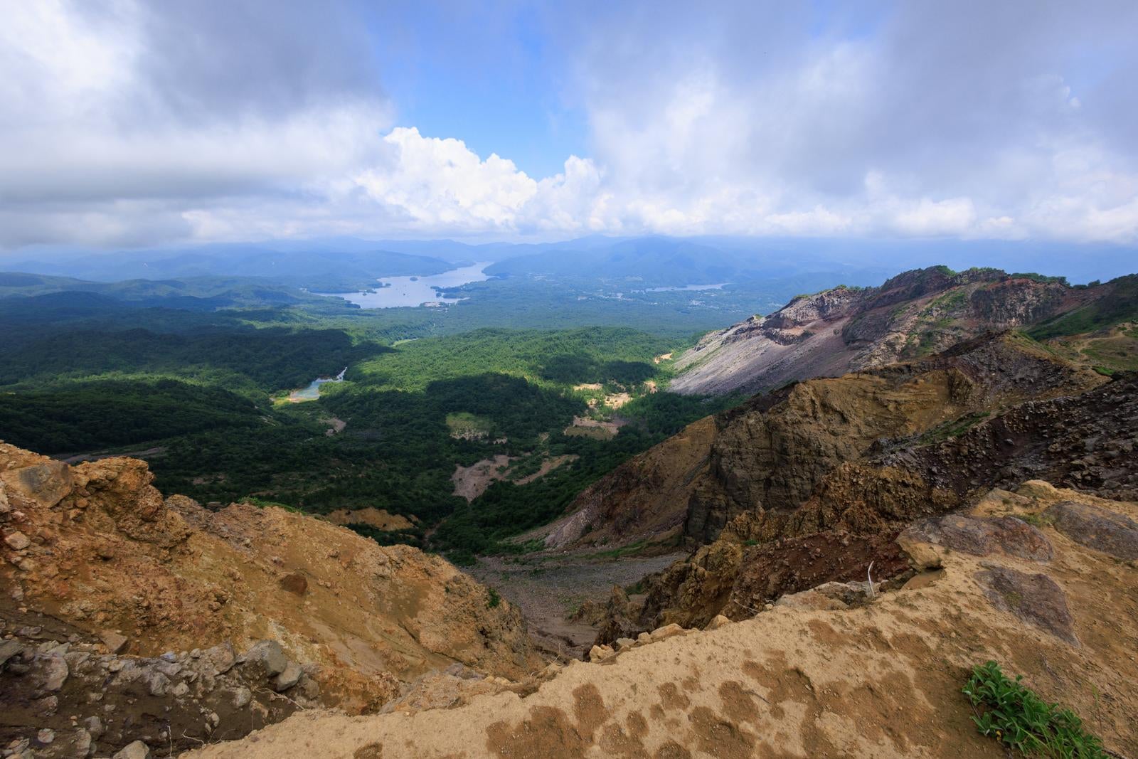 「猪苗代登山口の壮観な崖と山肌、磐梯山の景色を一望」の写真