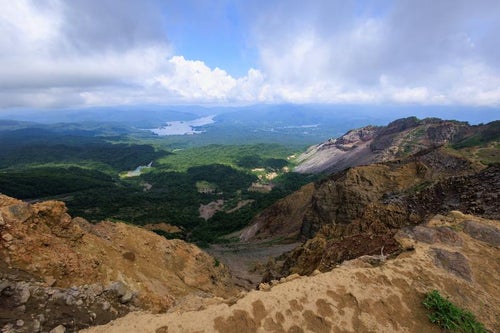猪苗代登山口の壮観な崖と山肌、磐梯山の景色を一望の写真