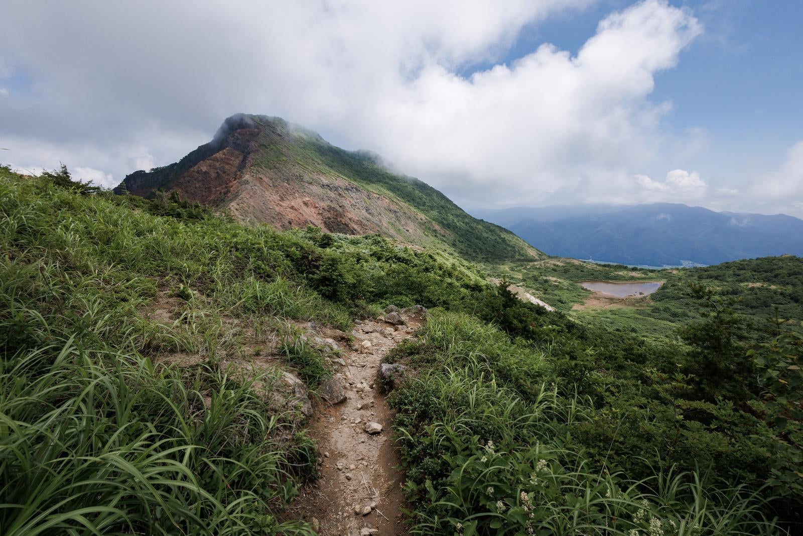 「猪苗代登山口から沼への自然の旅、磐梯山の魅力を探訪」の写真