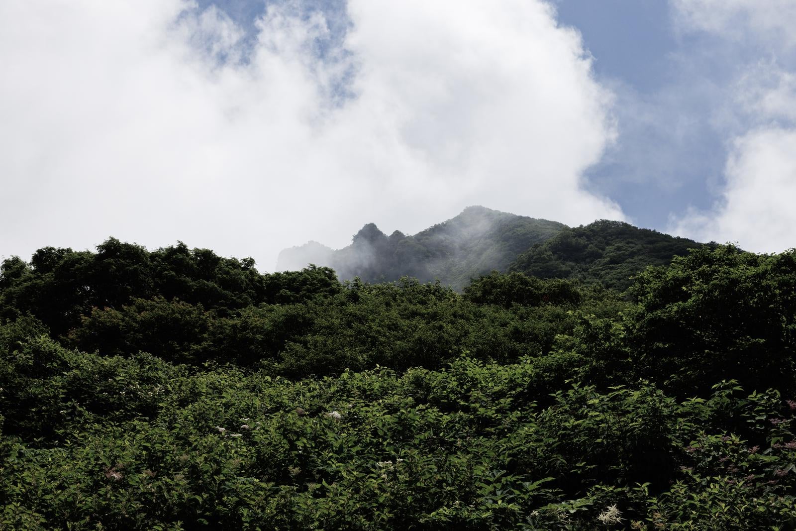 「雲が奏でる磐梯山の詩、猪苗代登山口の景観」の写真