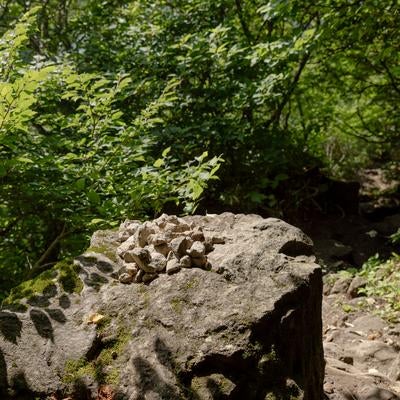 磐梯山の自然豊かな登山道脇のケルンの写真