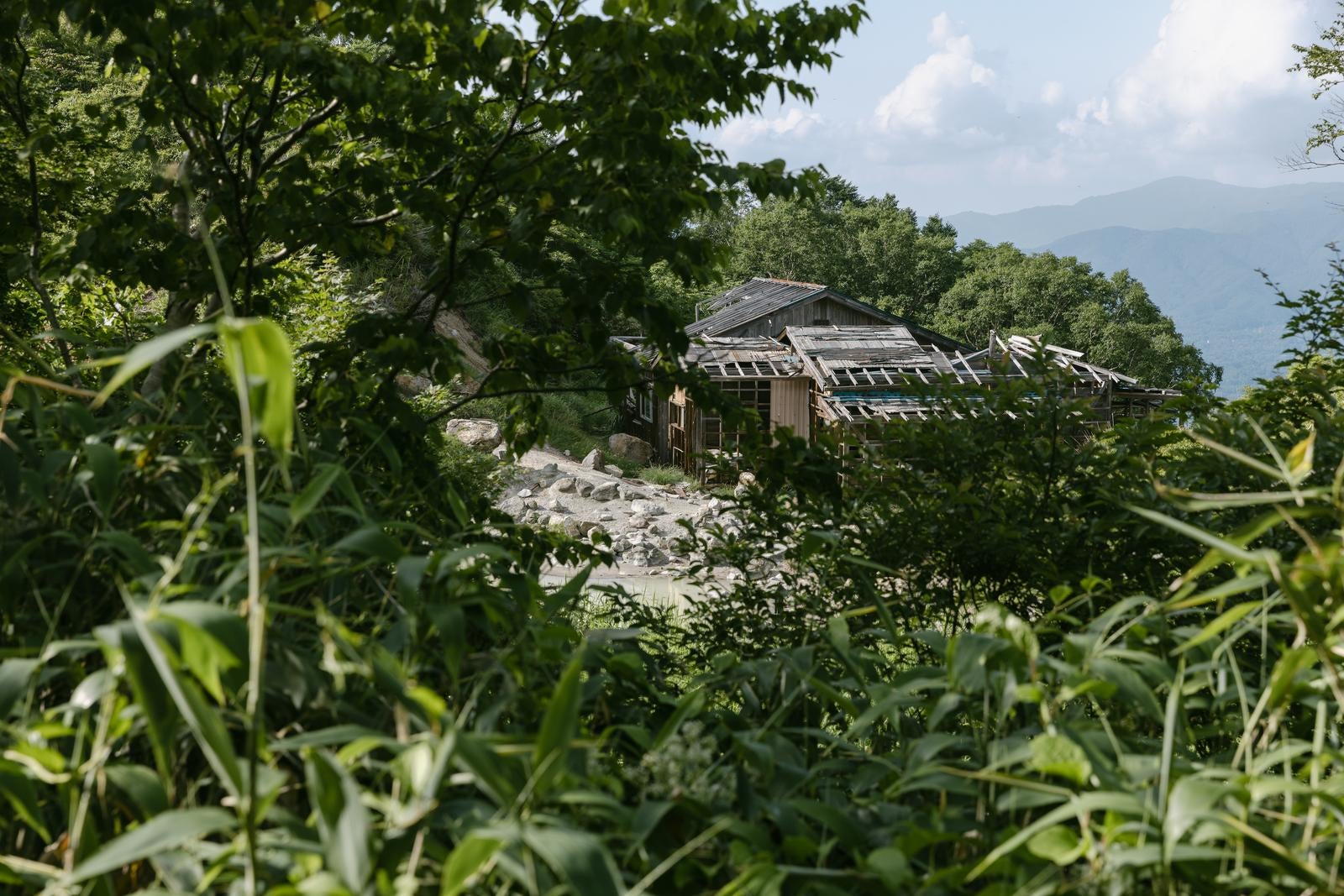 「磐梯山登山道から見える小屋」の写真