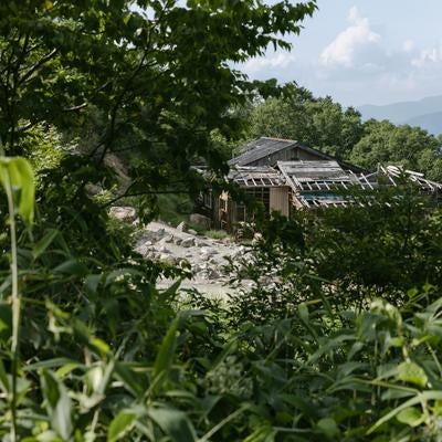 磐梯山登山道から見える小屋の写真