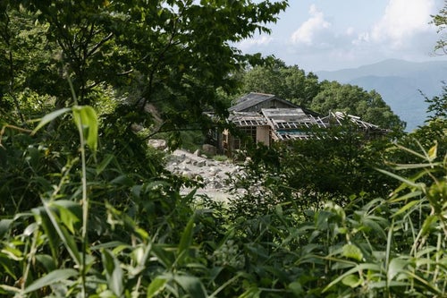 磐梯山登山道から見える小屋の写真
