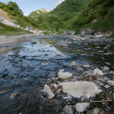 磐梯山登山道の大きな水溜りの写真