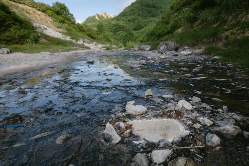 磐梯山登山道の大きな水溜りの写真