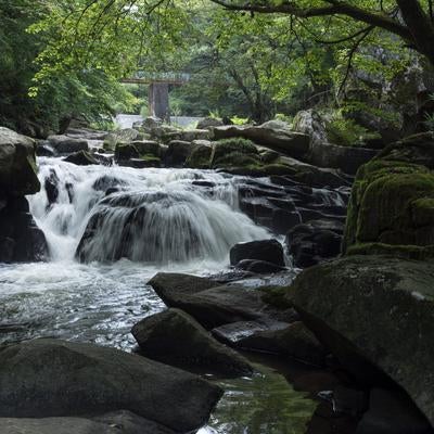 山鶏滝の自然探訪、平田村の渓流と岩場の魅力の写真