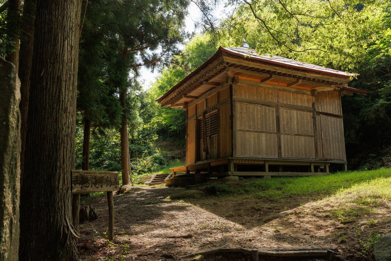 「平田村の霊的な景勝地の山鶏滝不動尊」の写真