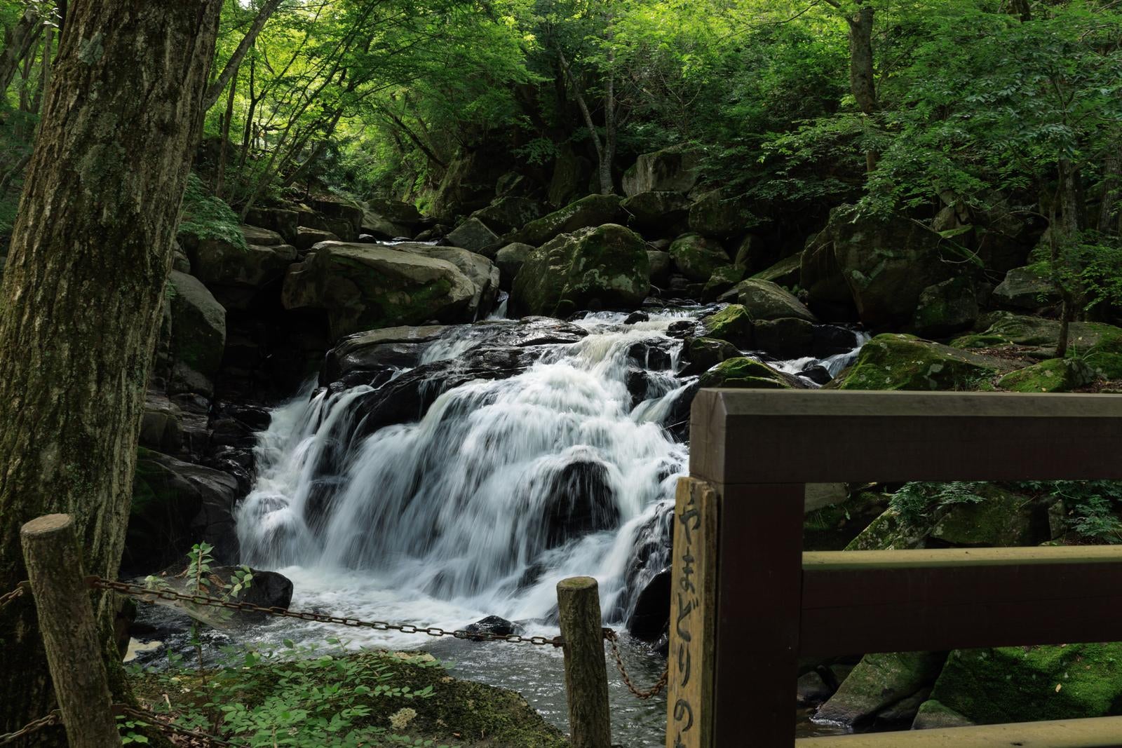 「山鶏滝の渓流と岩場の静寂な美」の写真