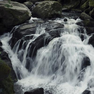 山鶏滝の水飛沫と水流の美の写真