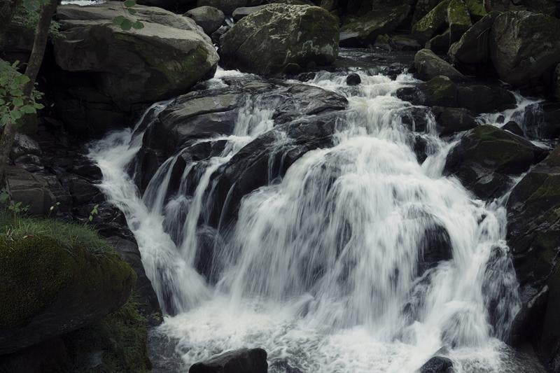 山鶏滝の水飛沫と水流の美の写真