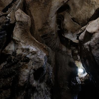 鍾乳石の驚異とあぶくま洞の洞内で見る自然の芸術の写真