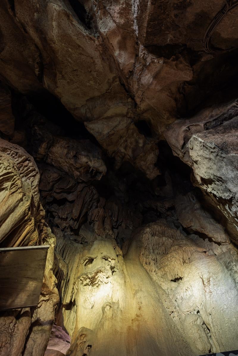 美しい立体的鍾乳石、あぶくま洞の自然の神秘の写真