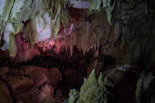 あぶくま洞の鍾乳石と薄明ライトの演出の写真