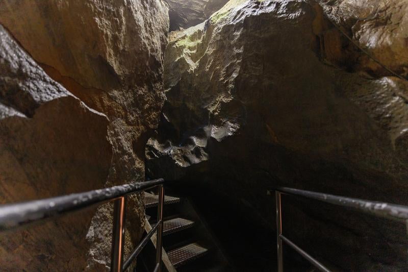 洞内の通路と入水鍾乳洞の階段の写真
