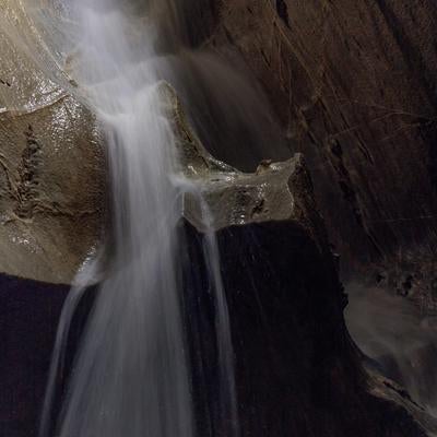 入水鍾乳洞の水しぶきの写真